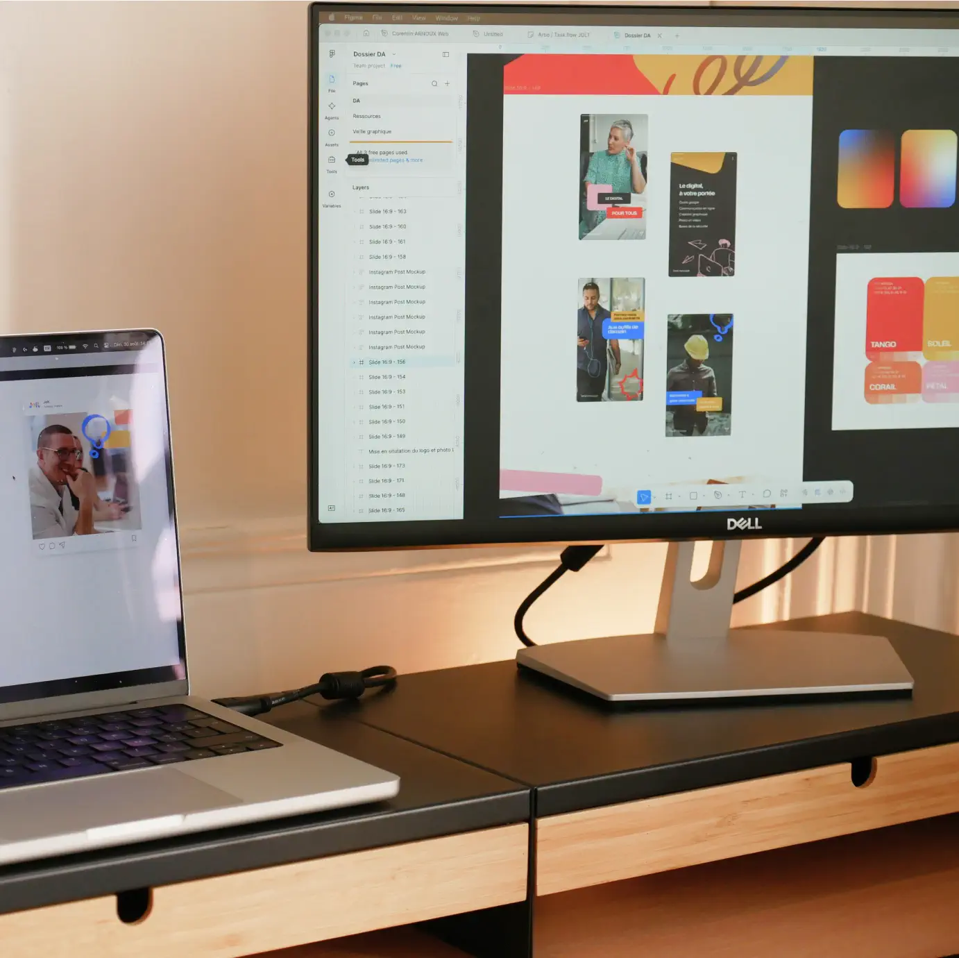 L'espace de travail de Corentin Arnoux, prestataire indépendant en création de contenu publicitaire