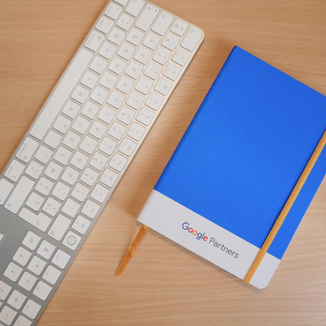 Carnet Google Partners sur le bureau d'un prestataire certifié Google Ads